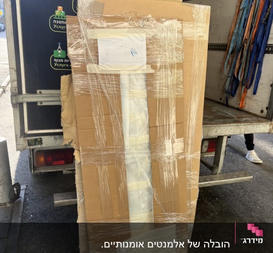 משאית הובלה עם קרטון ואריזות פלסטיק